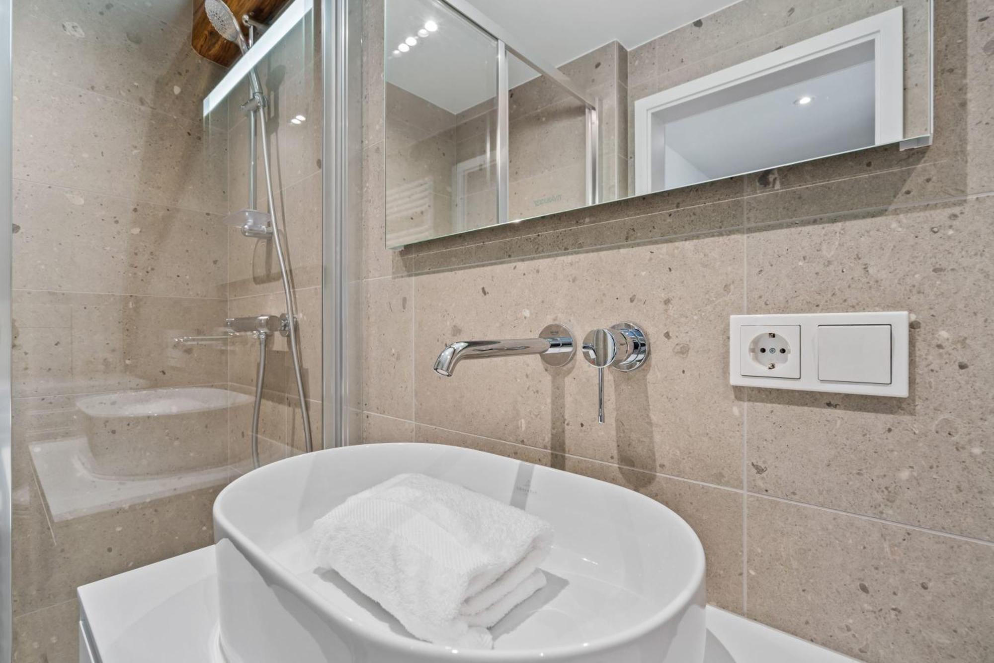 Elegant Clausen Apartment With King Bed & Wifi Luxembourg By Eksteriør billede